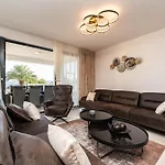 Seaside Luxury With A Swimming Pool - Zadar - 22250