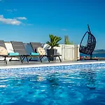 Seaside Luxury With A Swimming Pool - Zadar - 22250 Vila